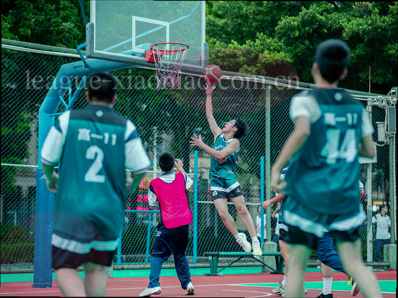 看台台阶与金属栏杆形成的几何线条，低饱和青蓝色调，画面沿对角线延展
