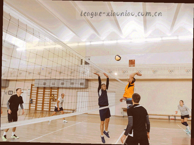 看台连续线条与复盘笔记叠放的构图，低饱和青蓝色